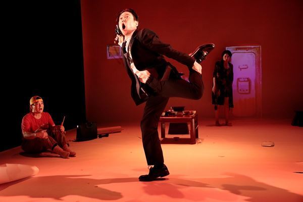 “痛みの記憶”を共有する、緊迫の75分 ―NODA・MAP番外公演『THE BEE』