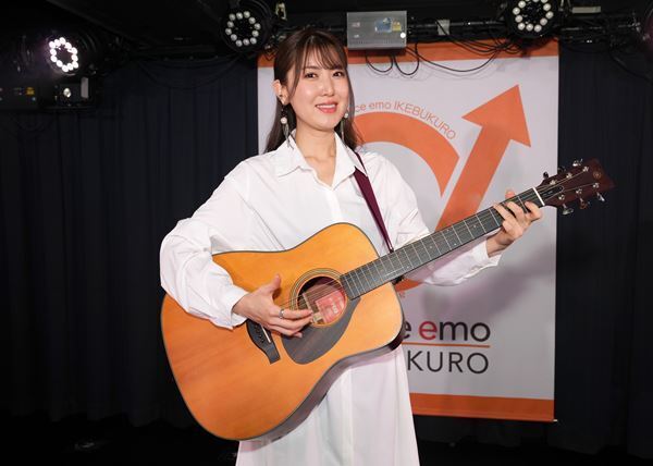 おんなギター流し・おかゆ、明治時代の楽曲も収録したカバーアルバム発売記念イベントで全6曲を熱唱