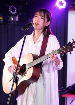 おんなギター流し・おかゆ、明治時代の楽曲も収録したカバーアルバム発売記念イベントで全6曲を熱唱
