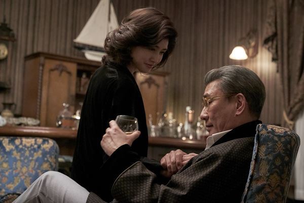 中井貴一をも手玉に取る!?　内田有紀が『華麗なる一族』で見せる妖艶すぎる存在感