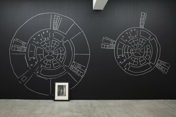 ユーモアをまじえて「そもそも」を考えるきっかけを提示『ライアン・ガンダー われらの時代のサイン』7月16日より開催