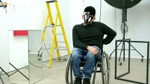 ユーモアをまじえて「そもそも」を考えるきっかけを提示『ライアン・ガンダー われらの時代のサイン』7月16日より開催