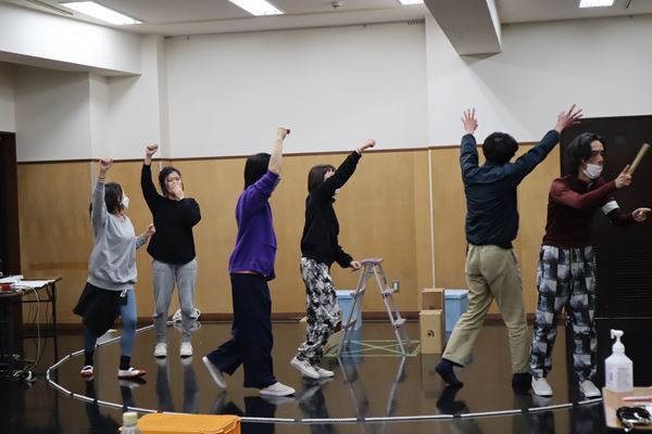 道路問題に直面した人々の“声”を届ける、台本のない芝居作り　ブス会＊『The VOICE』稽古場レポート