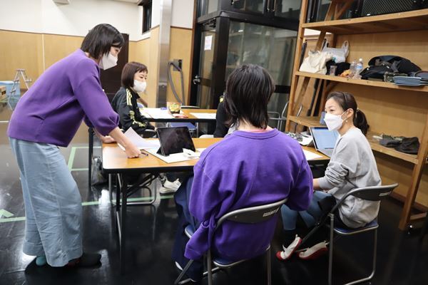 道路問題に直面した人々の“声”を届ける、台本のない芝居作り　ブス会＊『The VOICE』稽古場レポート