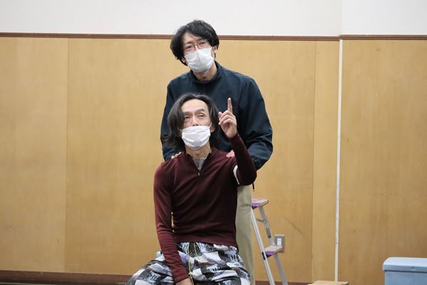 道路問題に直面した人々の“声”を届ける、台本のない芝居作り　ブス会＊『The VOICE』稽古場レポート