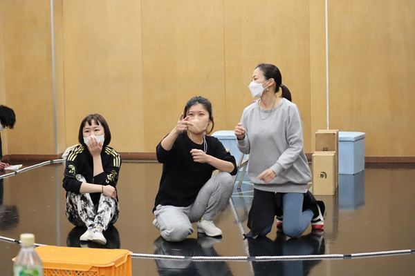 道路問題に直面した人々の“声”を届ける、台本のない芝居作り　ブス会＊『The VOICE』稽古場レポート