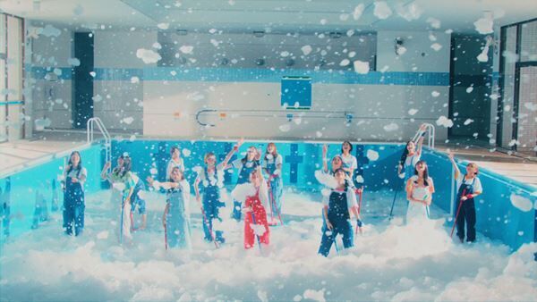 乃木坂46の4期生が泡＆水まみれに、新曲「ジャンピングジョーカーフラッシュ」MV公開