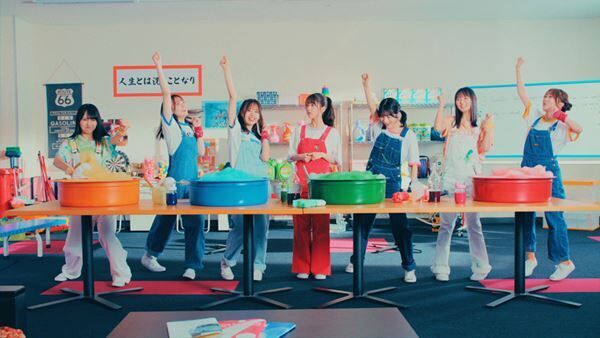 乃木坂46の4期生が泡＆水まみれに、新曲「ジャンピングジョーカーフラッシュ」MV公開