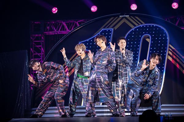 超特急が結成10周年を祝うワンマンライブ開催、20分超のロングメドレーで10年を振り返る