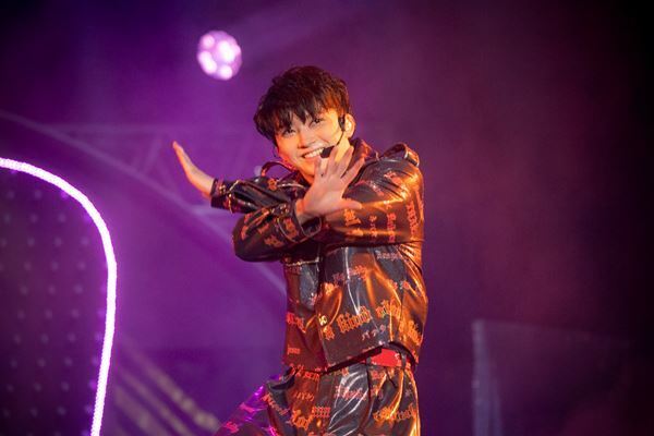 超特急が結成10周年を祝うワンマンライブ開催、20分超のロングメドレーで10年を振り返る