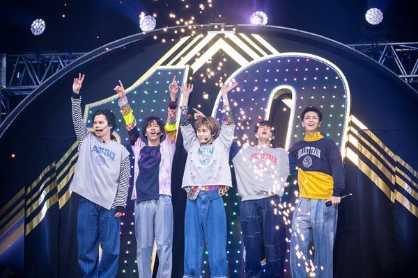 超特急が結成10周年を祝うワンマンライブ開催、20分超のロングメドレーで10年を振り返る