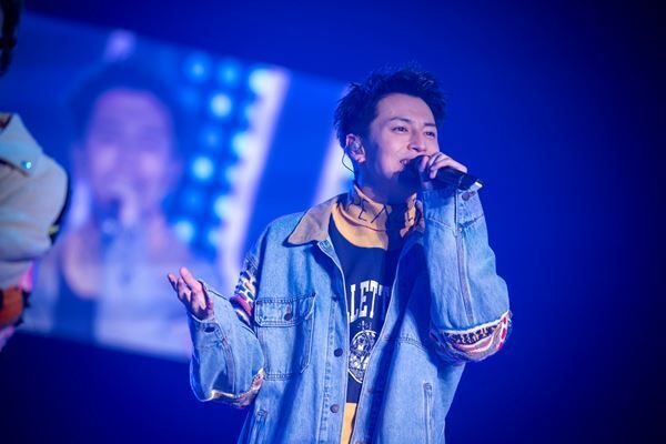 超特急が結成10周年を祝うワンマンライブ開催、20分超のロングメドレーで10年を振り返る