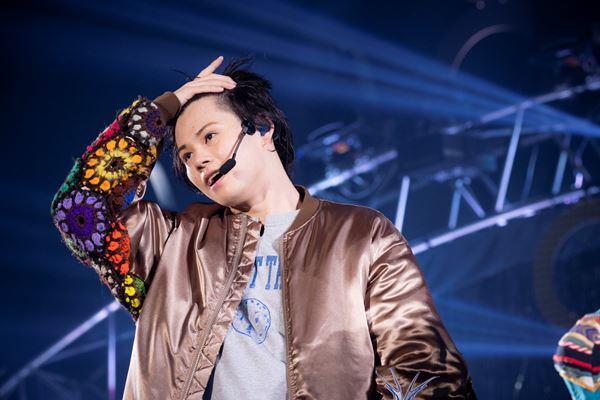 超特急が結成10周年を祝うワンマンライブ開催、20分超のロングメドレーで10年を振り返る