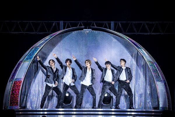 超特急が結成10周年を祝うワンマンライブ開催、20分超のロングメドレーで10年を振り返る