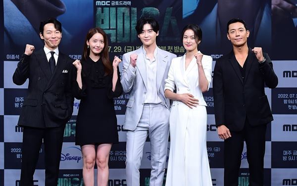 イ・ジョンソク、イム・ユナらが作品への思いを語る　ディズニープラス『ビッグマウス』制作発表会見をレポート