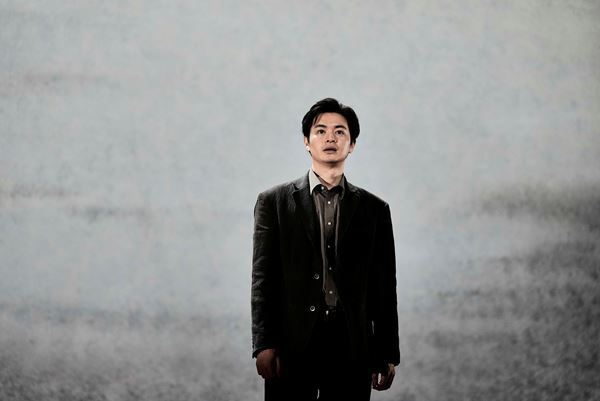 過去から現代へ、言葉を紡ぎ必死に対話する人々描く 瀬戸康史主演『彼女を笑う人がいても』観劇レポート