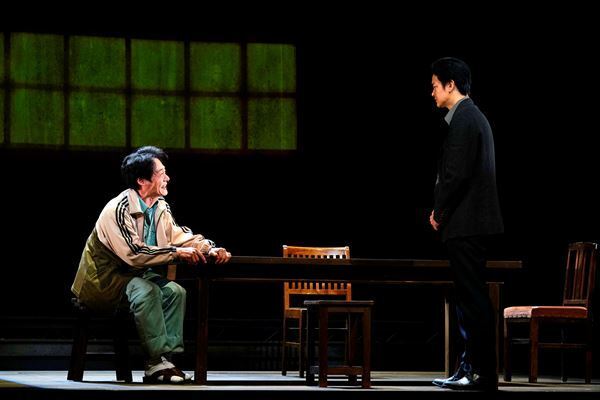 過去から現代へ、言葉を紡ぎ必死に対話する人々描く 瀬戸康史主演『彼女を笑う人がいても』観劇レポート