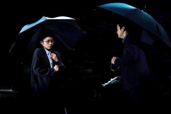 過去から現代へ、言葉を紡ぎ必死に対話する人々描く 瀬戸康史主演『彼女を笑う人がいても』観劇レポート