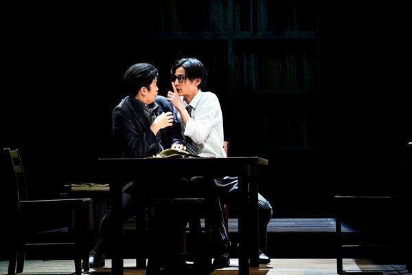 過去から現代へ、言葉を紡ぎ必死に対話する人々描く 瀬戸康史主演『彼女を笑う人がいても』観劇レポート