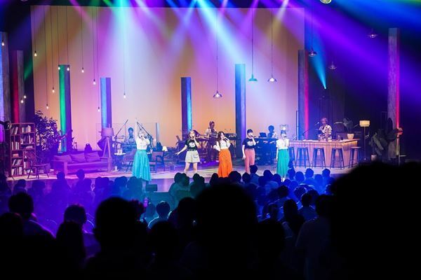 Little Glee Monster、芹奈が復帰ステージでファンに感謝　1年8カ月ぶり有観客公演となるホールツアー最速レポート到着