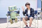 タング、初めて“ロボット”と出会う　二宮和也主演『TANG タング』場面写真＆オフショット公開