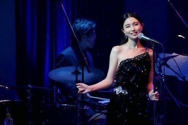 May J.、初のジャズライブツアー開幕　ジャズアレンジ楽曲＆クリスマスナンバー13曲を熱唱