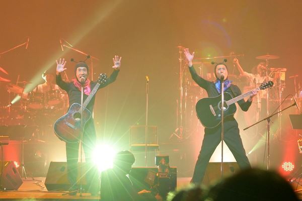 岸谷五朗、寺脇康文ら総勢32名による一夜限りのエンターテインメントショー　AAA2022『THE VARIETY 28』オフィシャルレポート