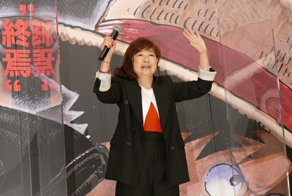 シャンクス声優の池田秀一「やっぱり最高の娘だ」　“娘”ウタ演じた名塚佳織にバラの花束