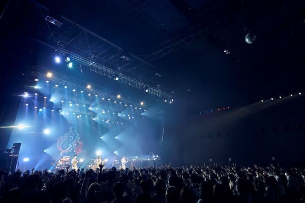 緑黄色社会、対バンツアーラストは同世代のDISH//と競演『緑黄色夜祭 vol.10』レポート