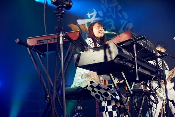 緑黄色社会、対バンツアーラストは同世代のDISH//と競演『緑黄色夜祭 vol.10』レポート