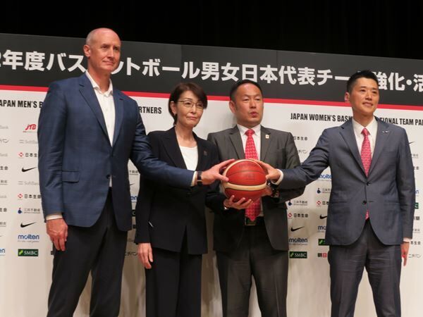 (写真左より)トム・ホーバスHC、三屋裕子会長、東野智弥技術委員長、恩塚亨HC
