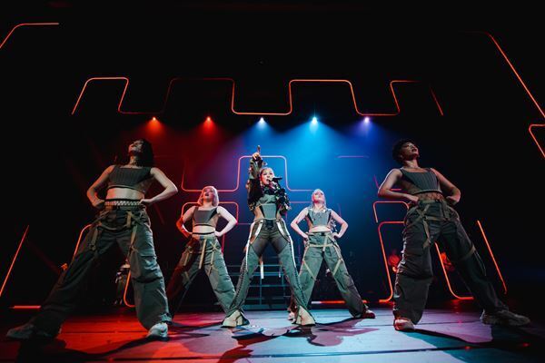 AI『DREAM TOUR』初日公演オフィシャルレポ、バックダンサーを従えバキバキのダンスショウを披露