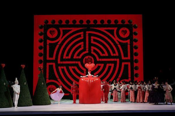 カラフルな仕掛けと多彩なダンスで魅了！ 個性溢れるキャラクターが魔法の世界へ誘う『不思議の国のアリス』開幕