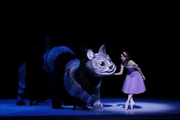 Alice’s Adventures in Wonderland© by Christopher Wheeldon, Designs by Bob Crowley, Puppetry Designs by Toby Olié撮影：長谷川清徳
