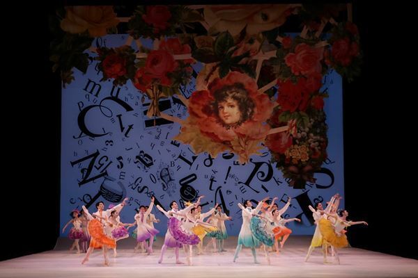 カラフルな仕掛けと多彩なダンスで魅了！ 個性溢れるキャラクターが魔法の世界へ誘う『不思議の国のアリス』開幕