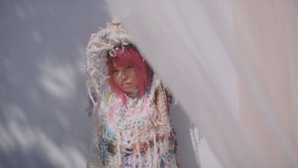 Chara feat.HIMI、『ゾッキ』主題歌「私を離さないで」MV公開！　ディレクションは斎藤工