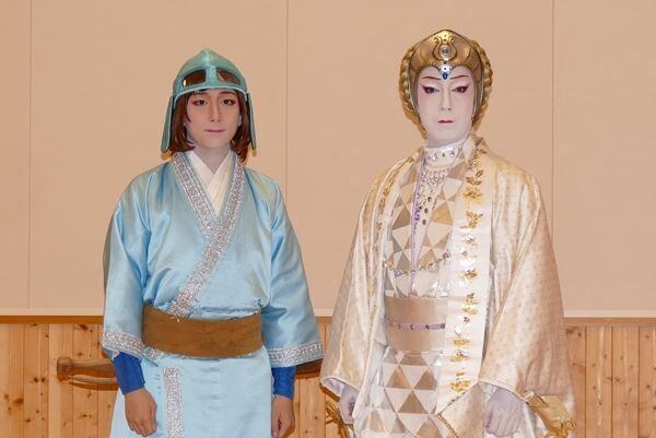 左から）ナウシカ＝中村米吉、クシャナ＝尾上菊之助撮影：内田涼