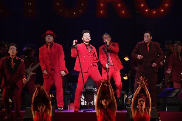 熱狂の渦の中、巻き込まれずにいられるか― 草彅剛主演『アルトゥロ・ウイの興隆』観劇レポート