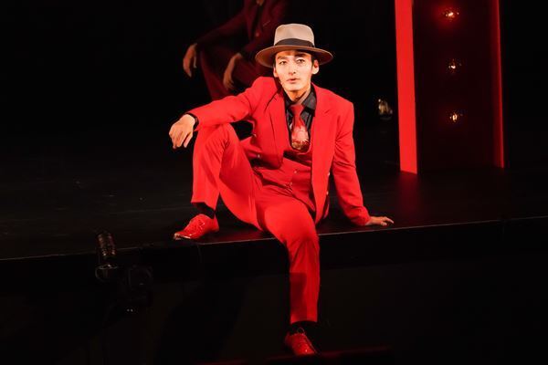 熱狂の渦の中、巻き込まれずにいられるか― 草彅剛主演『アルトゥロ・ウイの興隆』観劇レポート