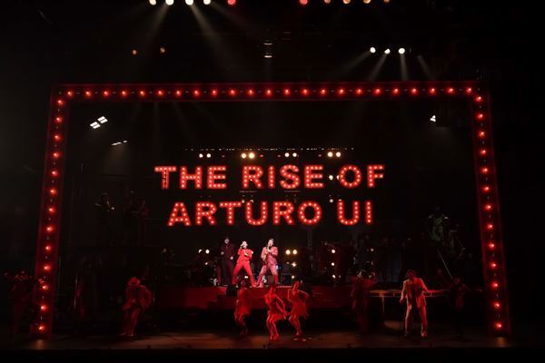 熱狂の渦の中、巻き込まれずにいられるか― 草彅剛主演『アルトゥロ・ウイの興隆』観劇レポート