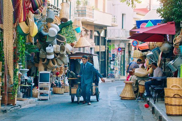 【おとな向け映画ガイド】酒で人生急展開！？マッツ・ミケルセン主演『アナザーラウンド』、観たらきっと元気をもらえる『テーラー 人生の仕立て屋』をご紹介。