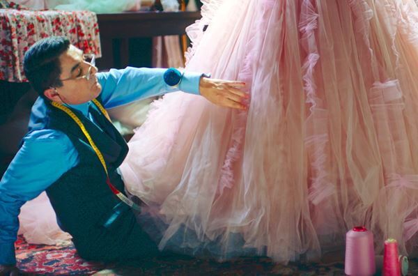 【おとな向け映画ガイド】酒で人生急展開！？マッツ・ミケルセン主演『アナザーラウンド』、観たらきっと元気をもらえる『テーラー 人生の仕立て屋』をご紹介。