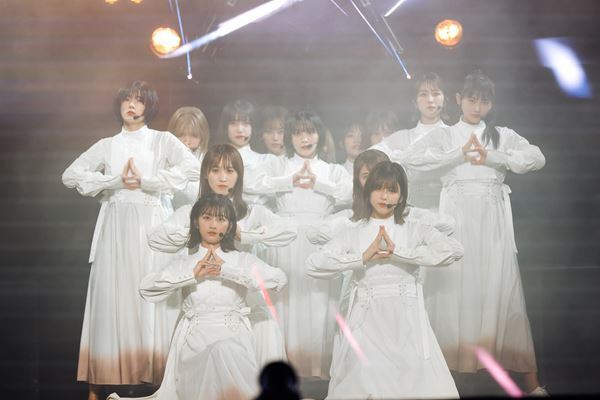 櫻坂46、守屋茜＆渡辺梨加の卒業セレモニーも行われた1周年記念ライブをレポート