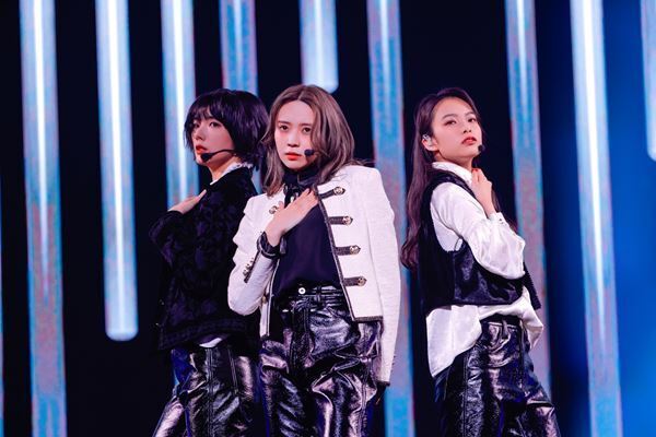 櫻坂46、守屋茜＆渡辺梨加の卒業セレモニーも行われた1周年記念ライブをレポート