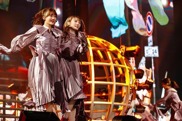 櫻坂46、守屋茜＆渡辺梨加の卒業セレモニーも行われた1周年記念ライブをレポート