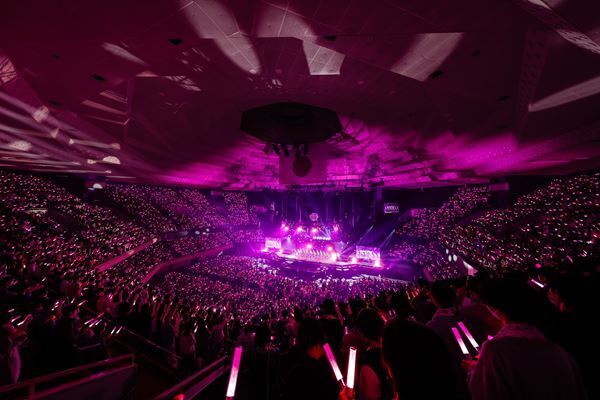 櫻坂46、守屋茜＆渡辺梨加の卒業セレモニーも行われた1周年記念ライブをレポート