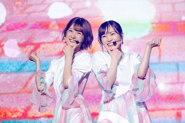 櫻坂46、守屋茜＆渡辺梨加の卒業セレモニーも行われた1周年記念ライブをレポート