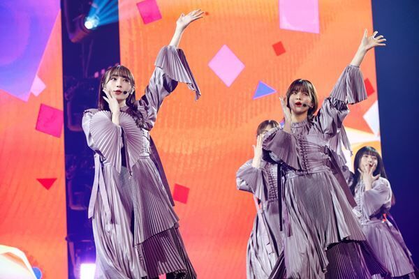 櫻坂46、守屋茜＆渡辺梨加の卒業セレモニーも行われた1周年記念ライブをレポート