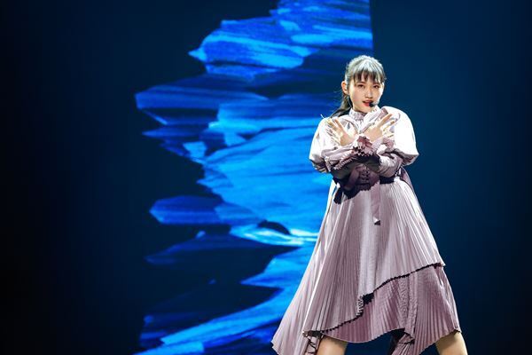 櫻坂46、守屋茜＆渡辺梨加の卒業セレモニーも行われた1周年記念ライブをレポート