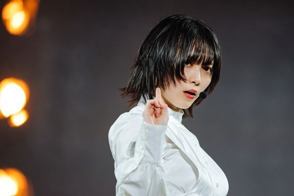 櫻坂46、守屋茜＆渡辺梨加の卒業セレモニーも行われた1周年記念ライブをレポート